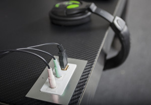 Audioanschlüsse auf dem Tisch (Bild: © David Wrobel/Kickstarter)