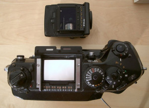So müssen Bedienelemente aussehen. Nikon F4s von oben mit abgenommenen Sucher.