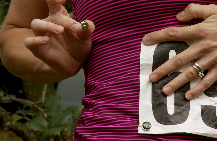 Startnummernbefestigung mit RaceDots (Bild: indiegogo/ © racedots)
