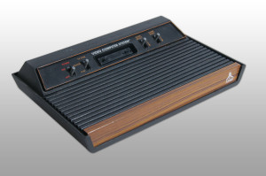 Der Klassiker - Atari 2600, hier in der 4-Knopf-Version mit Holzdekor