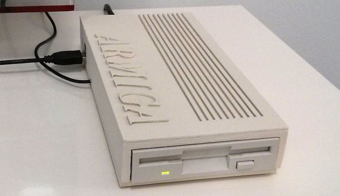 Der Armiga-Emulator mit eingebauten Diskettenlaufwerk (Bild: indiegogo / © armiga)