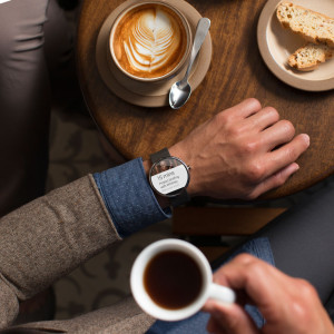 Im Cafe mit seiner Uhr sprechen? Ich weiß nicht...(Bild: © Motorola Mobility LLC)