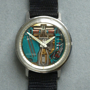 So sehen schöne Uhren aus. Eine Bulova Accutron Space View mit Stimmgabel-Taktgeber (Bild: wikipedia /Tmtriumph)