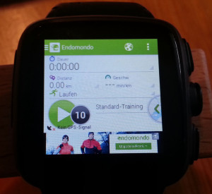 Die App von Endomondo ist nicht so ganz Smartwatch-geeignet. Man braucht schon gute Augen (Bild: © O.Thiele)