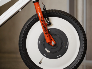 Wer keine Fernbedienung ordert findet alle Kontrollelemente auch direkt am Laufrad (Bild: kickstarter/©Jyrobike Inc.)