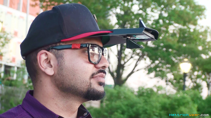 Voll auf die Mütze - HattrickWear, Smartphone-Halter für die Mütze (Bild: kickstarter/© HattrickWear)