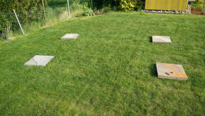 Die Position der Löcher kann man sehr gut mit Gehwegplatten markieren. (Bild: © O. Thiele)