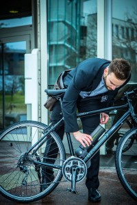Motor und Akku werden einfach auf das zu montierende Getriebe gesteck (Bild: Drive & Innovation GmbH & Co. KG)