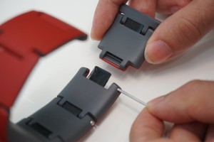 Die 3,5mm Klinken der ersten Entwürfe haben sich leider nicht als machbar herausgestellt. So werden die Blöcke jetzt verbunden (Bild: © BLOCKS Wearables Ltd).