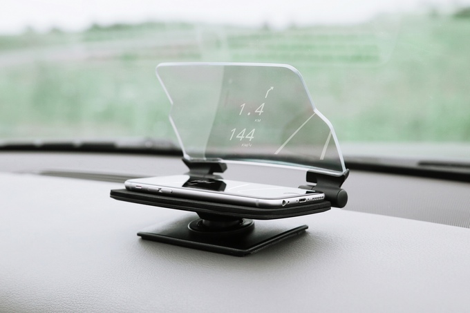 Nur Schale, Scheibe und Smartphone - HUDWAY Glass Head-Up-Display (Bild: kickstarter/© hudwayglass.com)