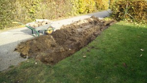 Mit Spitzhacke und Spaten kommt man durch jeden Garten (Bild: O.Thiele)