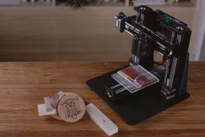 Nicht nur ein 3D-Drucker. Auch eine Laser-Gravier-Einheit wird angeboten (Bild: © 2016 Kodama, Inc. )