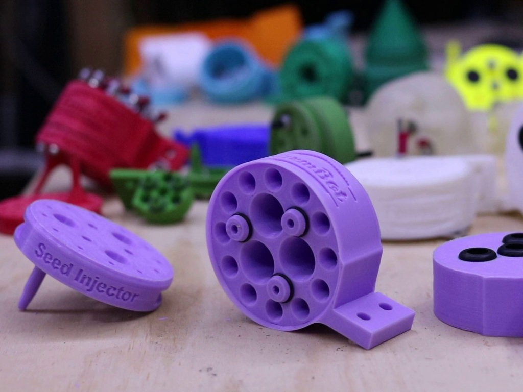 Wer will, kann sich alle Teile auch selber drucken und fräsen (Bild: FarmBot Inc.)